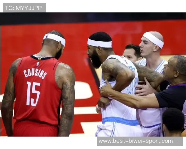 曼赞比与扬库托激烈争吵引发冲突后者将前者推倒广告牌现场惊险一幕