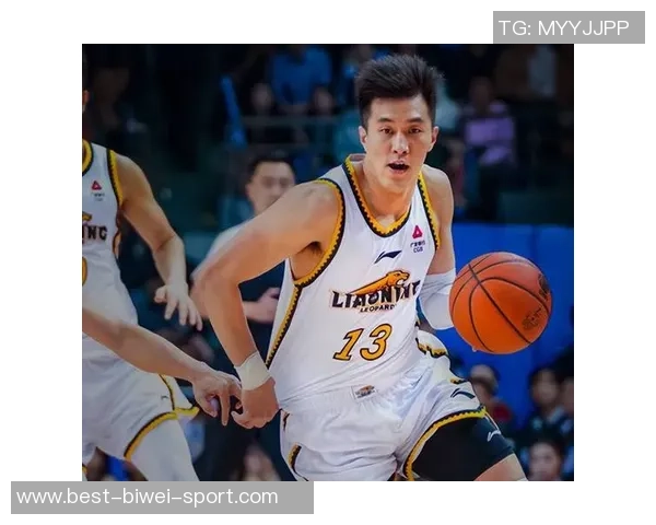 郭艾伦半场表现出色8投4中斩获10分3篮板1助攻压哨三分惊艳全场